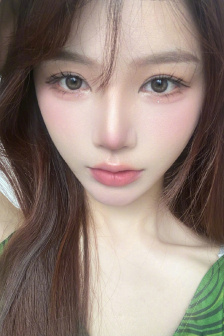 女生下巴翘图片